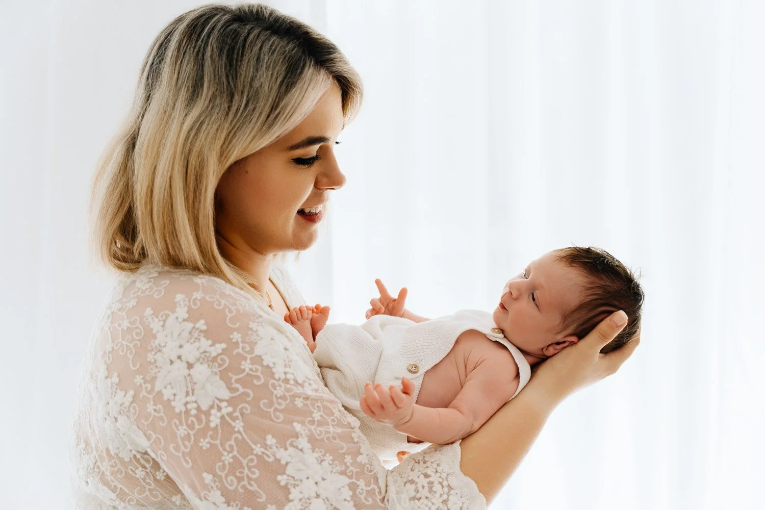 entspanntes Babyshooting, liebevolle Babyfotografie, zarte Babyfotos, natürliche Familienfotos im Tagelichtstudio Prien am Chiemsee für Rosenheim, Traunstein, Wasserburg, Chiemgau Baby2026