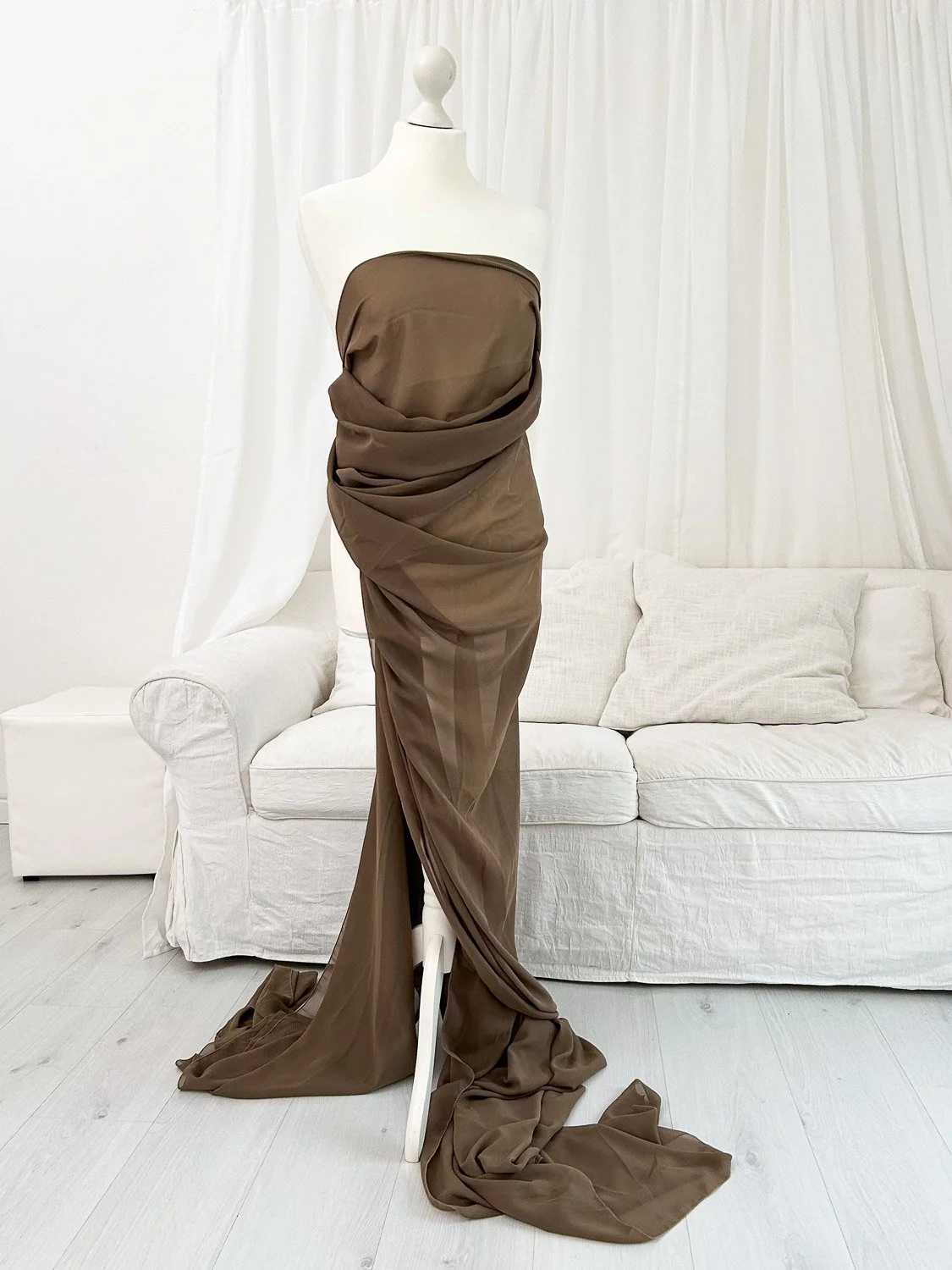 wunderschönes Shootingkleid für  Babybauchfotos von Babybauchfotografin Jacqueline Wilms für ein einzigartige Babybauchshooting  in Prien am Chiemsee, Rosenheim, Traunstein, Wasserburg, München und dem Chiemgau