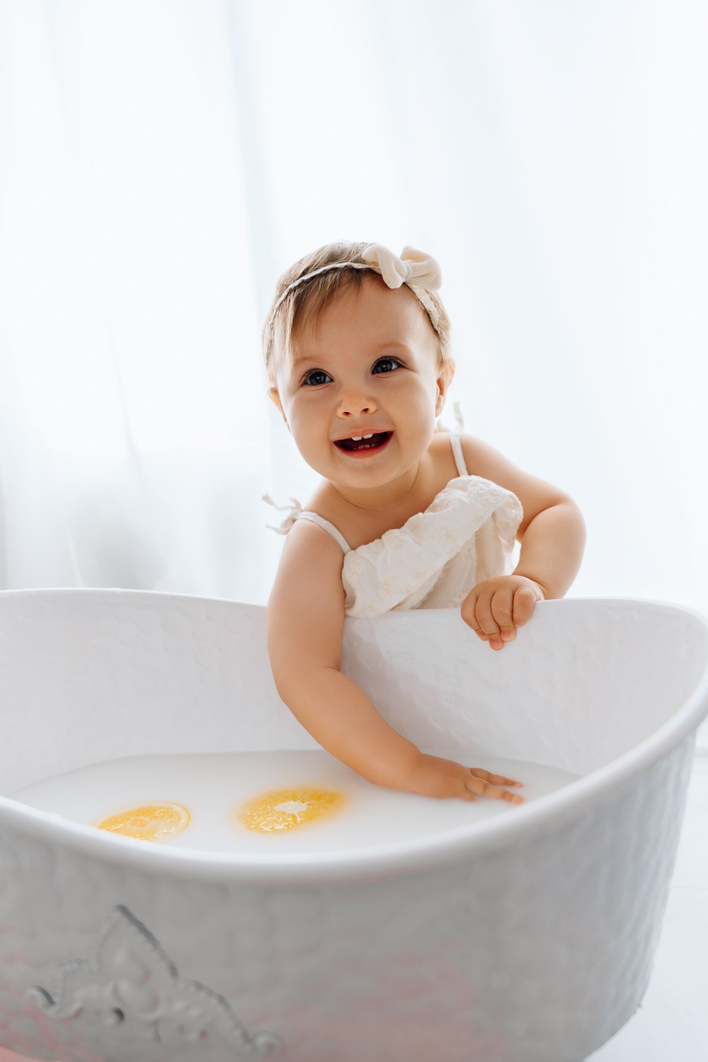 wunderschönes Geburtstagsshooting, liebevolle Geburtstagsfotos zum 1.Geburtstag, im Tageslichtstudio in Prien am Chiemsee für Rosenheim, Traunstein und Chiemgau