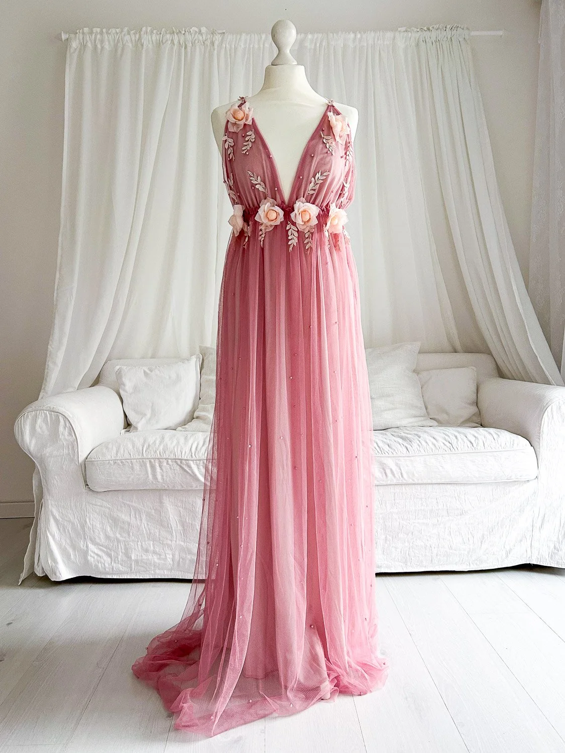 wunderschönes Shootingkleid für  Babybauchfotos von Babybauchfotografin Jacqueline Wilms für ein einzigartige Babybauchshooting  in Prien am Chiemsee, Rosenheim, Traunstein, Wasserburg, München und dem Chiemgau