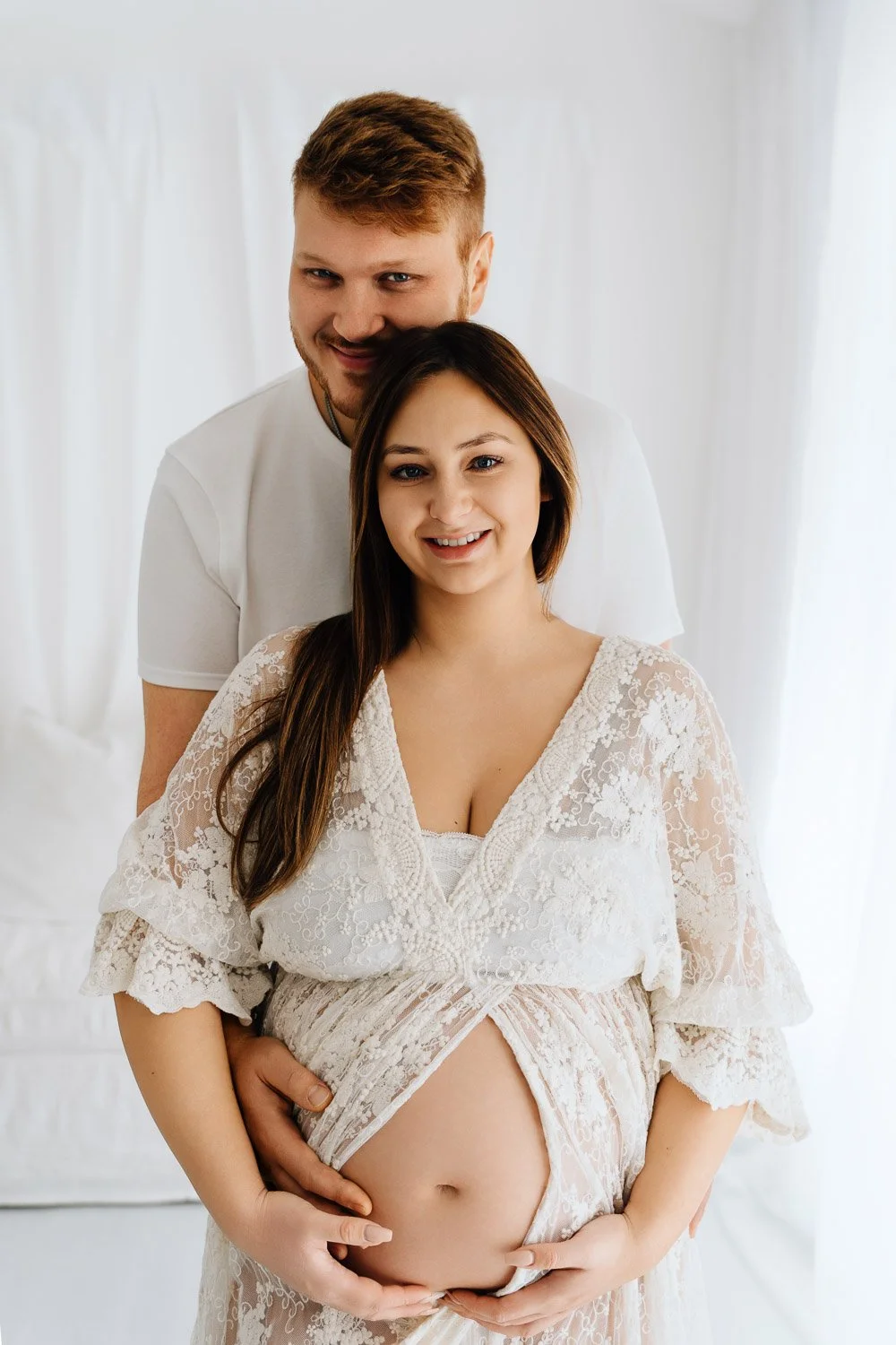 liebevolle und entspannte Babybauchbilder von Babybauchfotografin Jacqueline Wilms, wundervolle Babybauchfotografie und schönes Babybauchshooting für Schwangere 2025 für wunderschöne Babybauchfotos  in Prien am Chiemsee, für Kreis Rosenheim und Kreis