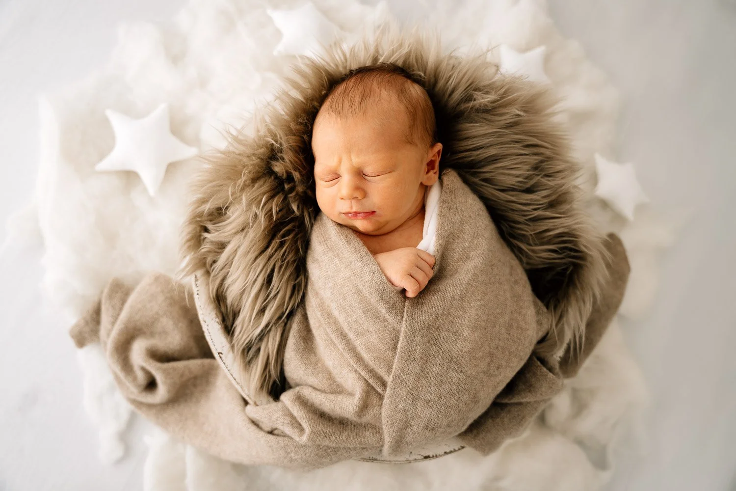 entspanntes Babyshooting, liebevolle Babyfotografie, zarte Babyfotos, natürliche Familienfotos im Tagelichtstudio Prien am Chiemsee für Rosenheim, Traunstein, Wasserburg, Chiemgau Baby2026