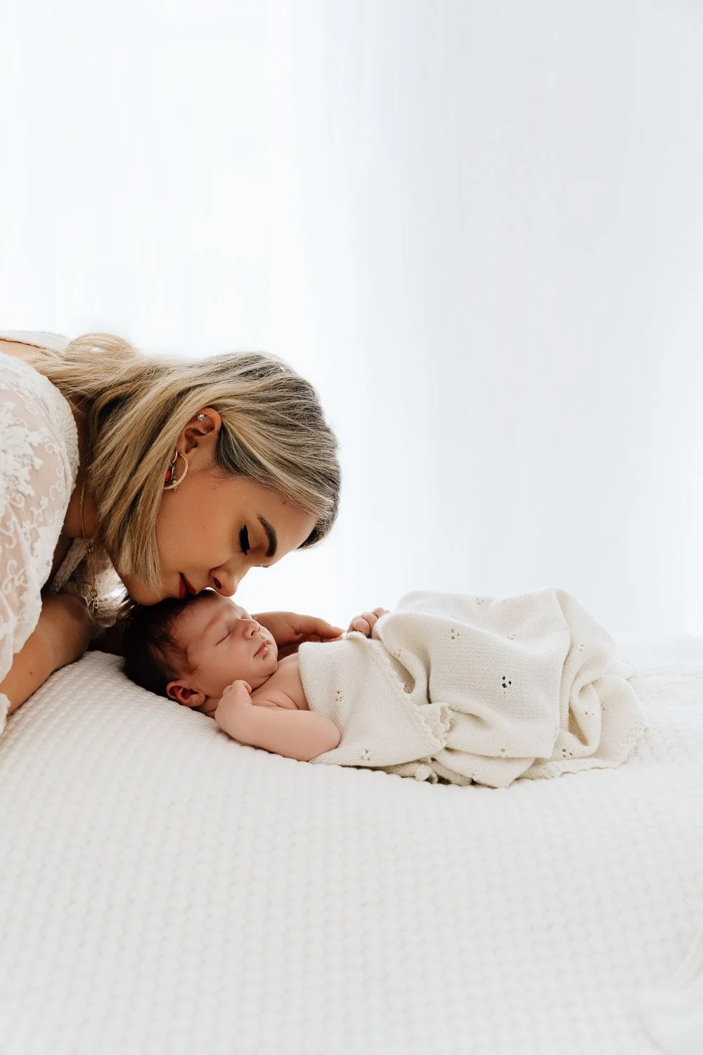 entspanntes Babyshooting, liebevolle Babyfotografie, zarte Babyfotos, natürliche Familienfotos im Tagelichtstudio Prien am Chiemsee für Rosenheim, Traunstein, Wasserburg, Chiemgau Baby2026