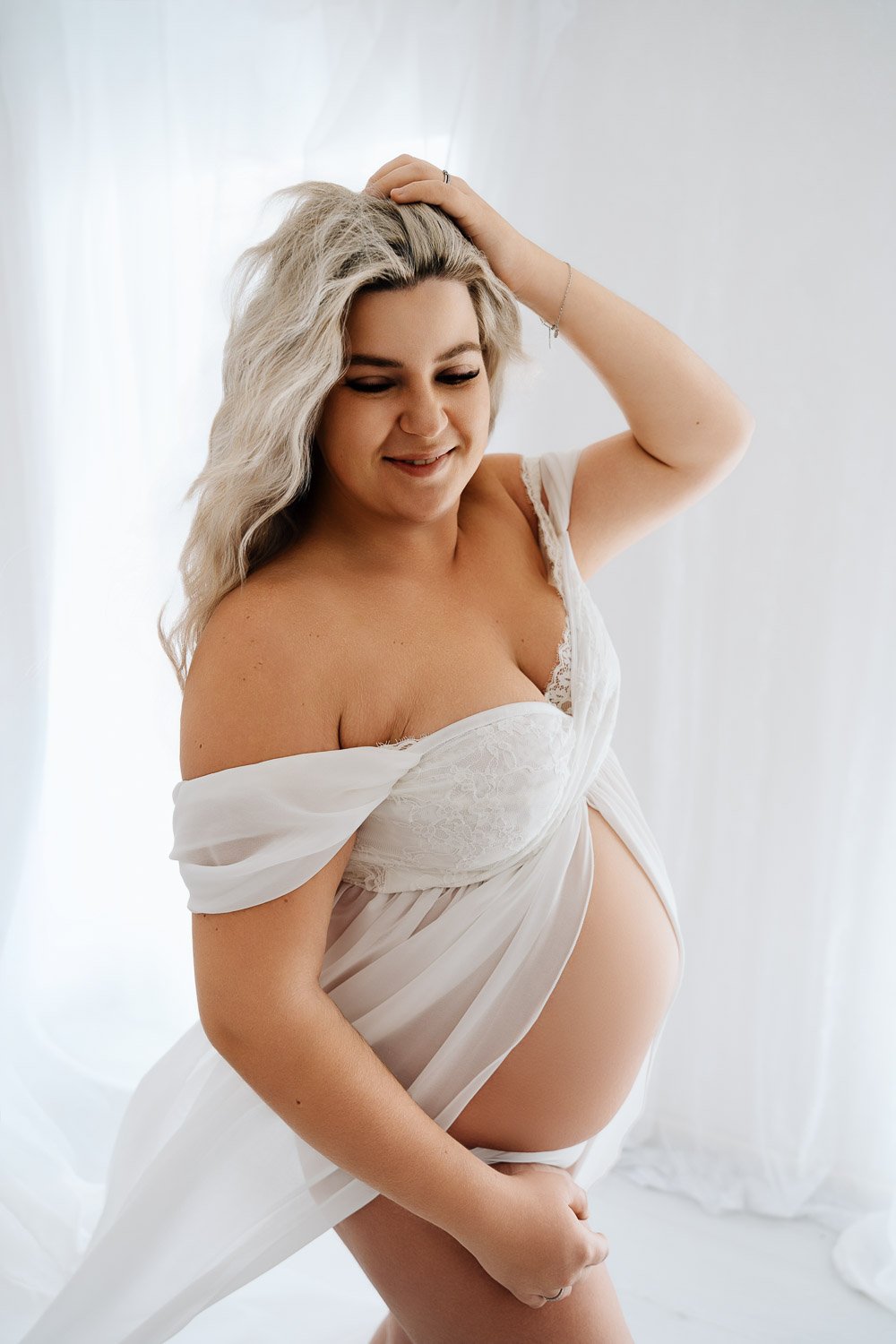 liebevolle und entspannte Babybauchbilder von Babybauchfotografin Jacqueline Wilms, wundervolle Babybauchfotografie und schönes Babybauchshooting für Schwangere 2025 für wunderschöne Babybauchfotos  in Prien am Chiemsee, für Kreis Rosenheim und Kreis