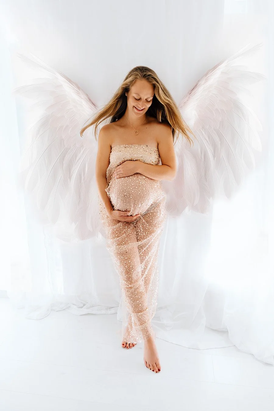 liebevolle und entspannte Babybauchbilder von Babybauchfotografin Jacqueline Wilms, wundervolle Babybauchfotografie und schönes Babybauchshooting für Schwangere 2025 für wunderschöne Babybauchfotos  in Prien am Chiemsee, für Kreis Rosenheim und Kreis