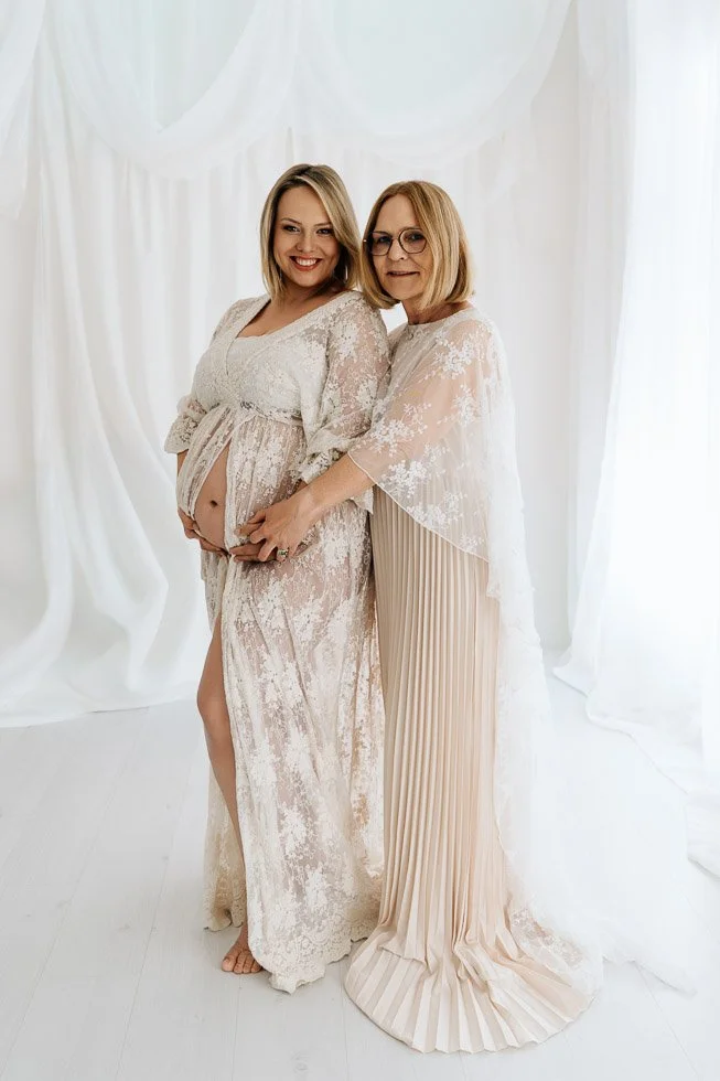 lliebevolle und entspannte Babybauchbilder von Babybauchfotografin Jacqueline Wilms, wundervolle Babybauchfotografie und schönes Babybauchshooting für Schwangere 2026 für wunderschöne Babybauchfotos  in Prien am Chiemsee, für Kreis Rosenheim und Krei
