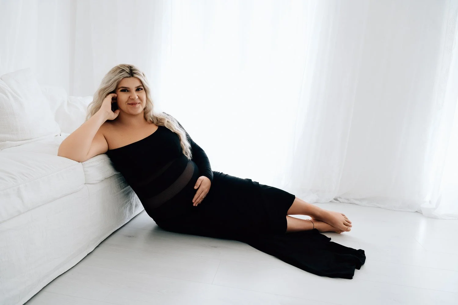 liebevolle und entspannte Babybauchbilder von Babybauchfotografin Jacqueline Wilms, wundervolle Babybauchfotografie und schönes Babybauchshooting für Schwangere 2025 für wunderschöne Babybauchfotos  in Prien am Chiemsee, für Kreis Rosenheim und Kreis