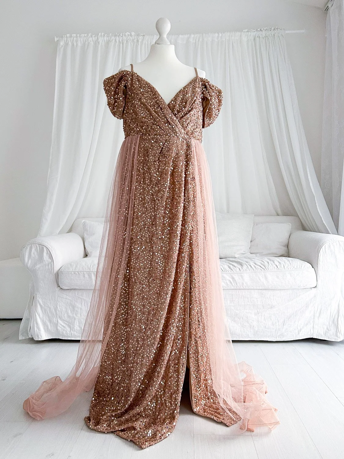 wunderschönes Shootingkleid für  Babybauchfotos von Babybauchfotografin Jacqueline Wilms für ein einzigartige Babybauchshooting  in Prien am Chiemsee, Rosenheim, Traunstein, Wasserburg, München und dem Chiemgau
