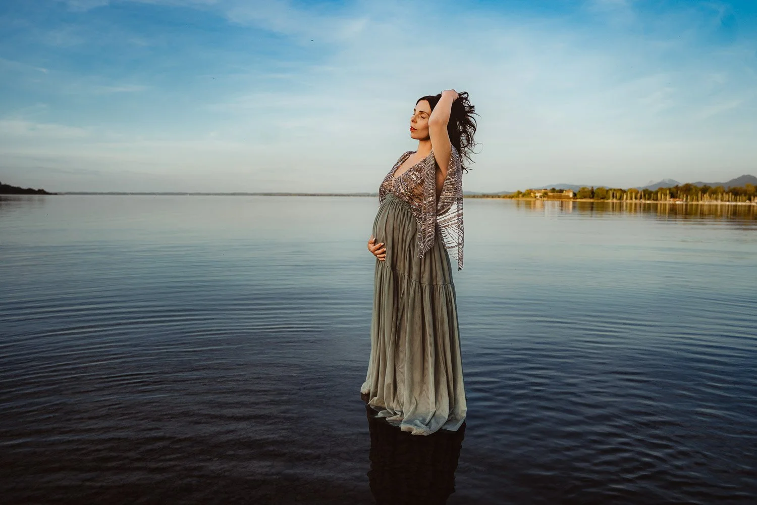 liebevolle und entspannte Babybauchbilder von Babybauchfotografin Jacqueline Wilms, wundervolle Babybauchfotografie und schönes Babybauchshooting für Schwangere 2026 für wunderschöne Babybauchfotos  in Prien am Chiemsee, für Kreis Rosenheim und Kreis