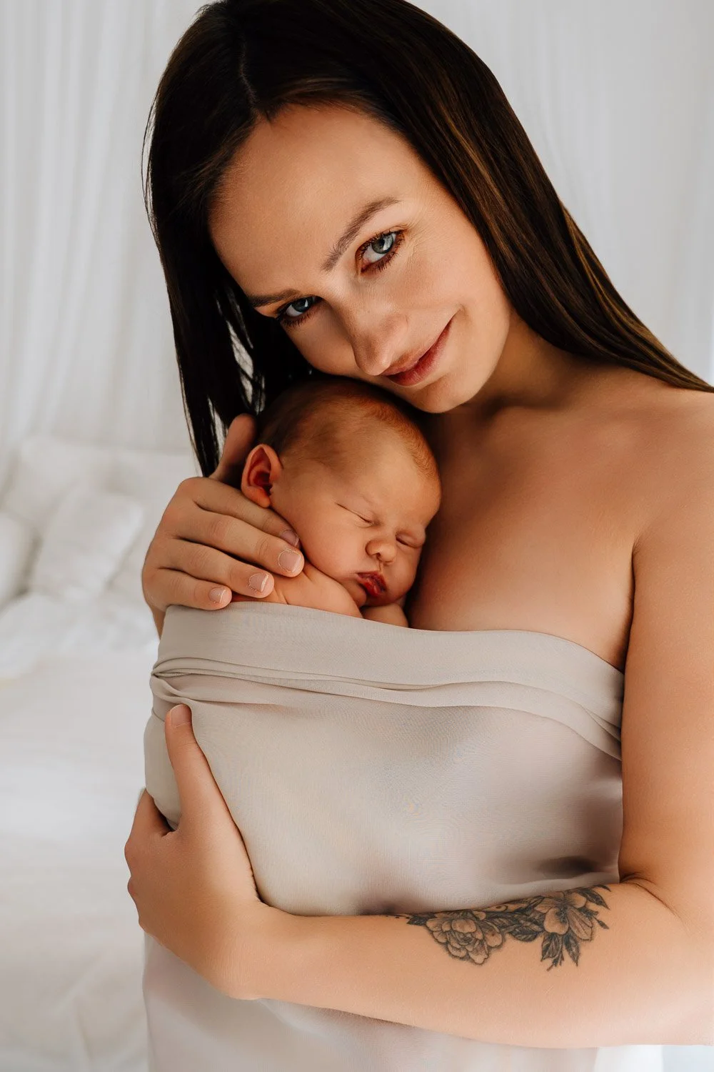 entspanntes Babyshooting, liebevolle Babyfotografie, zarte Babyfotos, natürliche Familienfotos im Tagelichtstudio Prien am Chiemsee für Rosenheim, Traunstein, Wasserburg, Chiemgau Baby2026