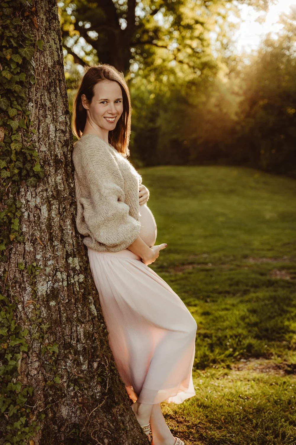 liebevolle und entspannte Babybauchbilder von Babybauchfotografin Jacqueline Wilms, wundervolle Babybauchfotografie und schönes Babybauchshooting für Schwangere 2026 für wunderschöne Babybauchfotos  in Prien am Chiemsee, für Kreis Rosenheim und Kreis