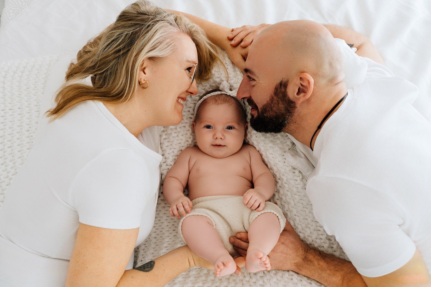 entspanntes Babyshooting, liebevolle Babyfotografie, zarte Babyfotos, natürliche Familienfotos im Tagelichtstudio Prien am Chiemsee für Rosenheim, Traunstein, Wasserburg, Chiemgau Baby2026
