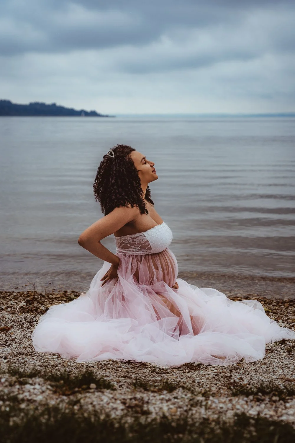 wunderschöne Babybauchfotos in der Natur mit Pferd