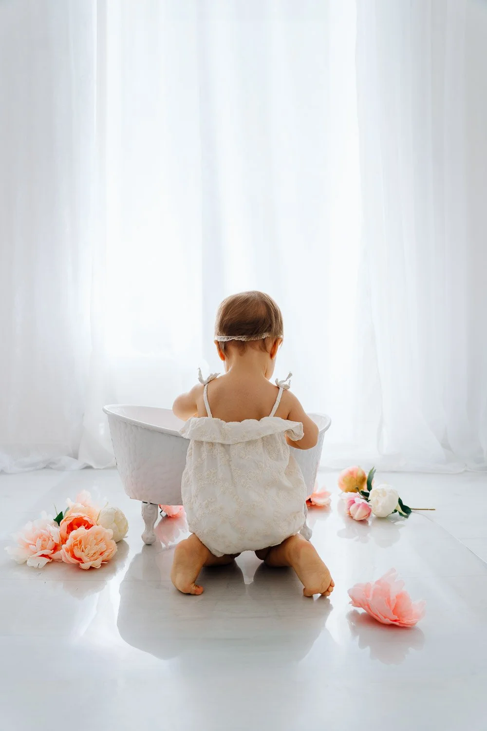 wunderschönes Geburtstagsshooting, liebevolle Geburtstagsfotos zum 1.Geburtstag, im Tageslichtstudio in Prien am Chiemsee für Rosenheim, Traunstein und Chiemgau