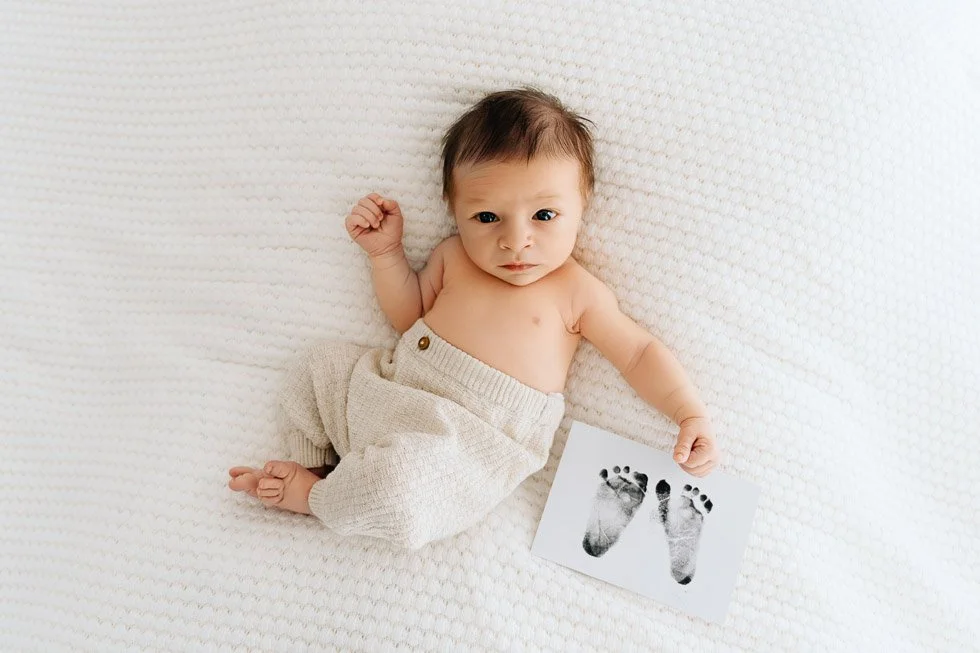 zartes Babyfoto entstanden beim entspannten Babyshooting im Tageslichtstudio in Prien am Chiemsee in der Region Rosenheim und Traunstein