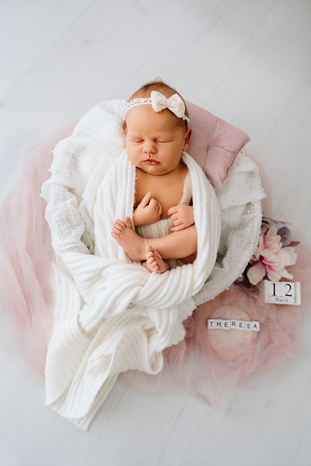 entspanntes Babyshooting, liebevolle Babyfotografie, zarte Babyfotos, natürliche Familienfotos im Tagelichtstudio Prien am Chiemsee für Rosenheim, Traunstein, Wasserburg, Chiemgau Baby2026