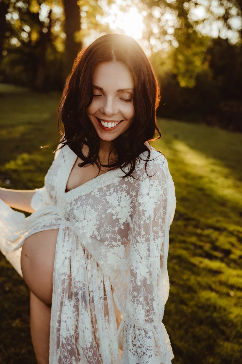 liebevolle und entspannte Babybauchbilder von Babybauchfotografin Jacqueline Wilms, wundervolle Babybauchfotografie und schönes Babybauchshooting für Schwangere 2026 für wunderschöne Babybauchfotos  in Prien am Chiemsee, für Kreis Rosenheim und Kreis