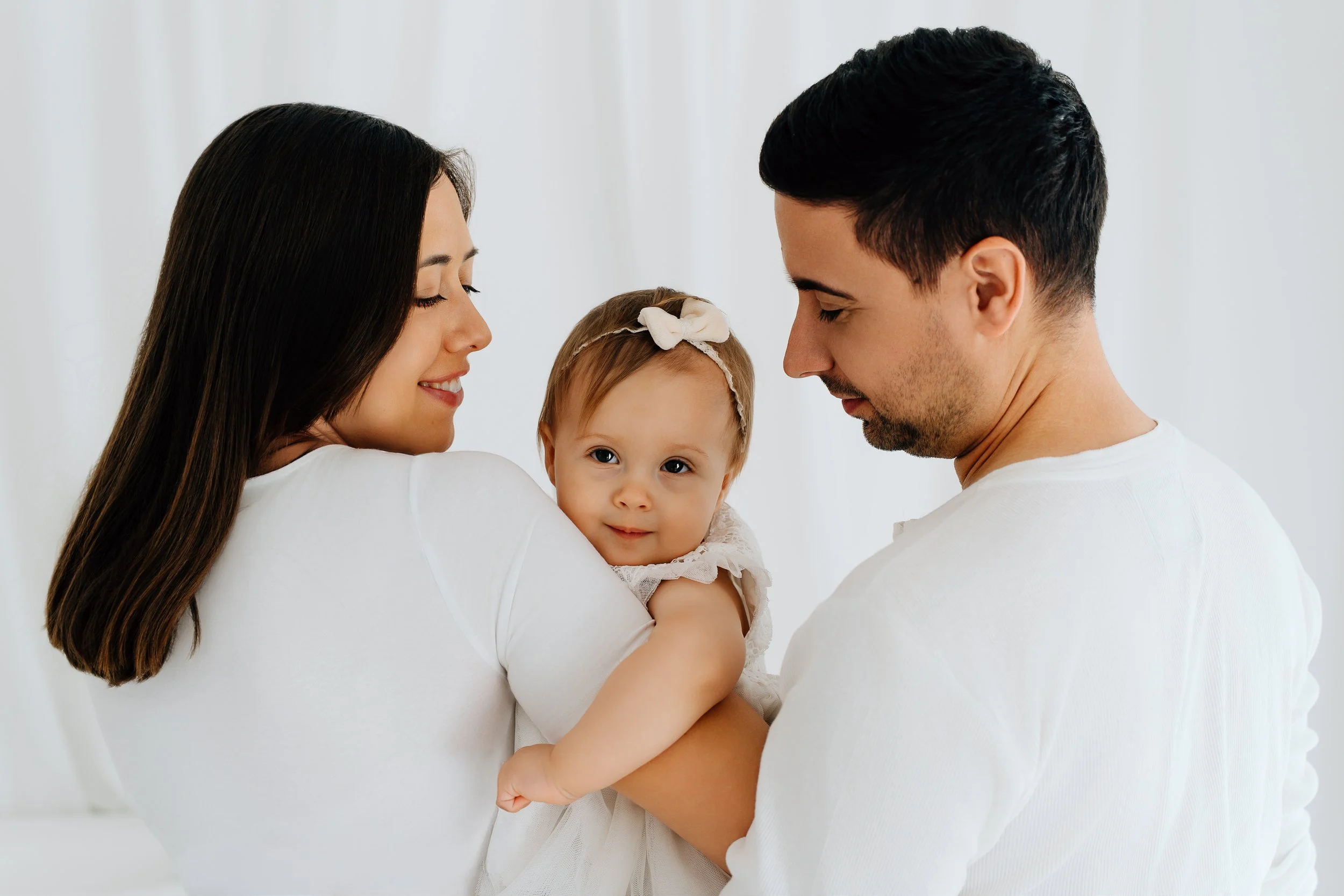 entückendes Familiefoto beim entspannten Familienshooting im  Tageslichtstudio in Prien am Chiemsee in der Region Rosenheim und Traunstein
