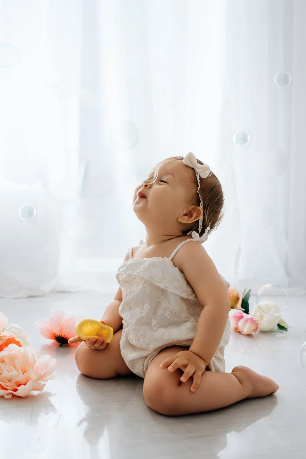wunderschönes Geburtstagsshooting, liebevolle Geburtstagsfotos zum 1.Geburtstag, im Tageslichtstudio in Prien am Chiemsee für Rosenheim, Traunstein und Chiemgau