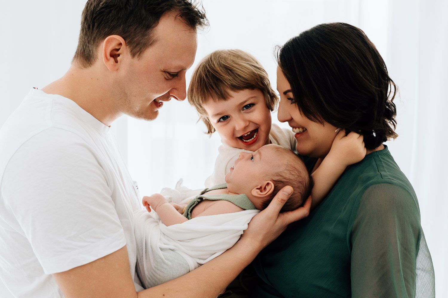 entspanntes Babyshooting, liebevolle Babyfotografie, zarte Babyfotos, natürliche Familienfotos im Tagelichtstudio Prien am Chiemsee für Rosenheim, Traunstein, Wasserburg, Chiemgau Baby2026