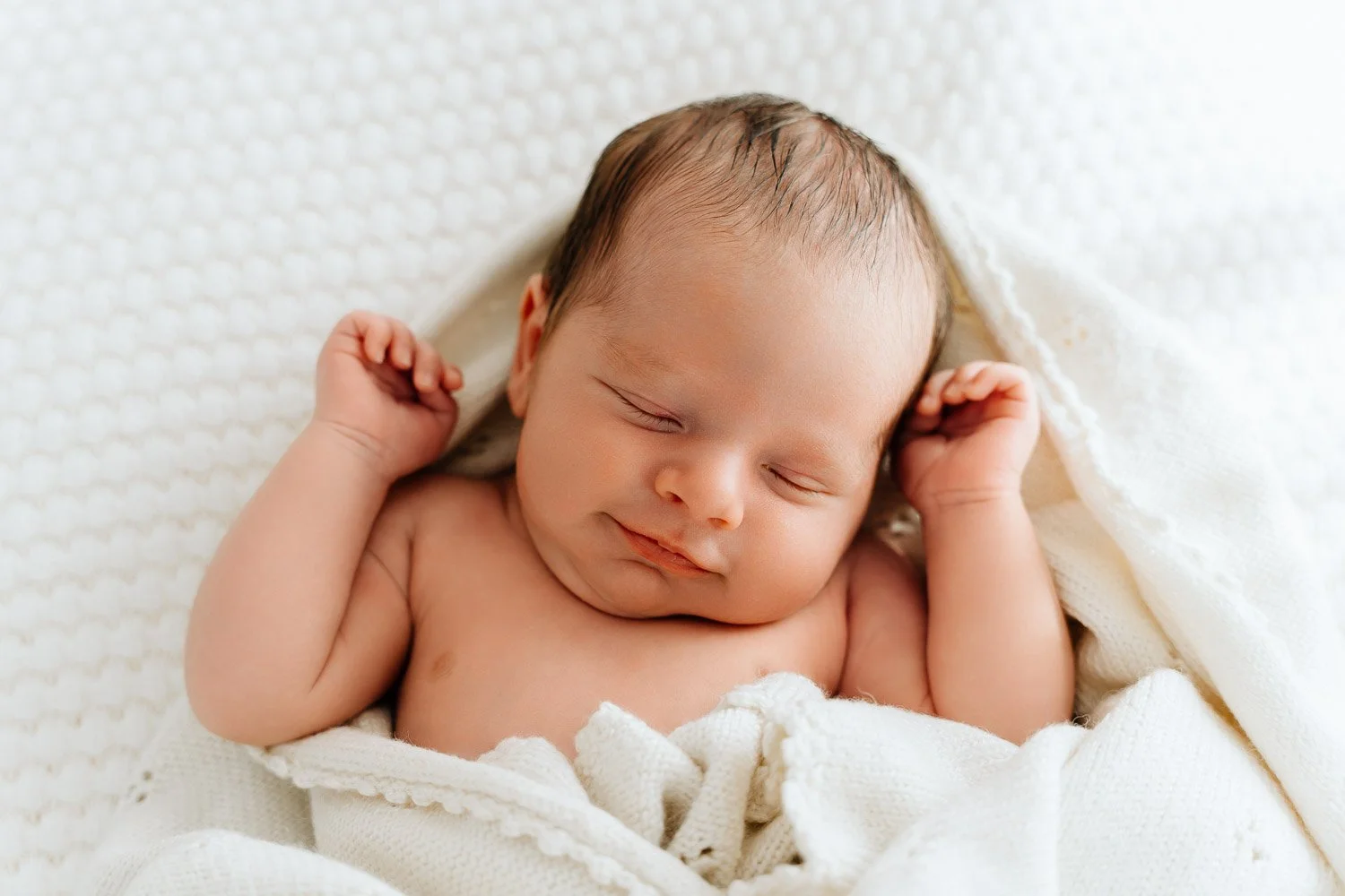 entspanntes Babyshooting, liebevolle Babyfotografie, zarte Babyfotos, natürliche Familienfotos im Tagelichtstudio Prien am Chiemsee für Rosenheim, Traunstein, Wasserburg, Chiemgau Baby2026