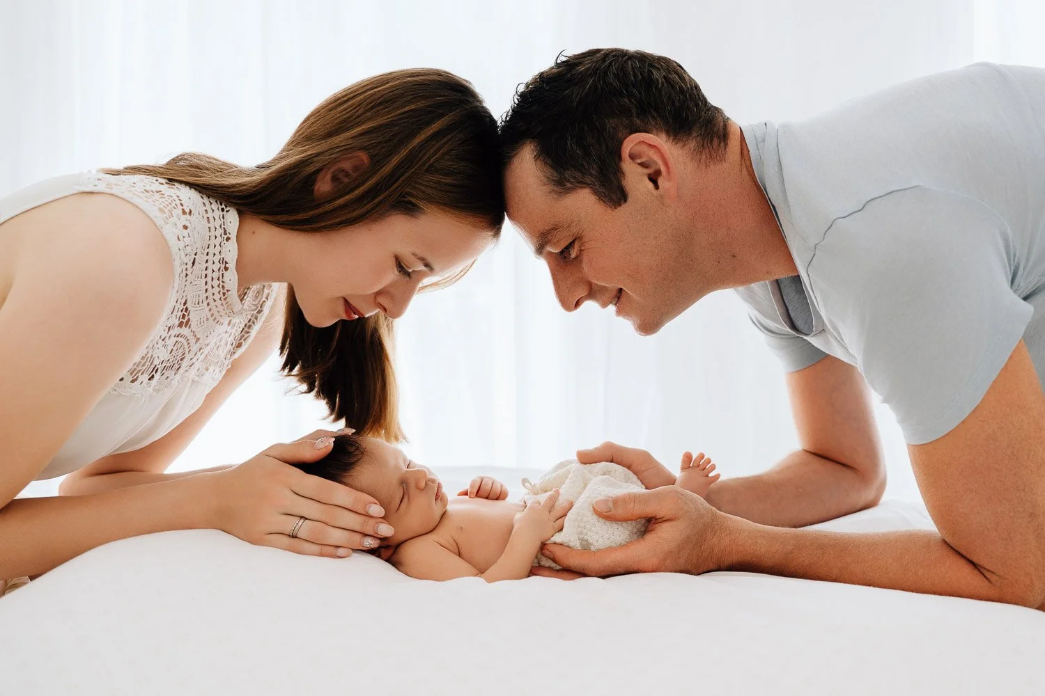 entspanntes Babyshooting, liebevolle Babyfotografie, zarte Babyfotos, natürliche Familienfotos im Tagelichtstudio Prien am Chiemsee für Rosenheim, Traunstein, Wasserburg, Chiemgau Baby2026