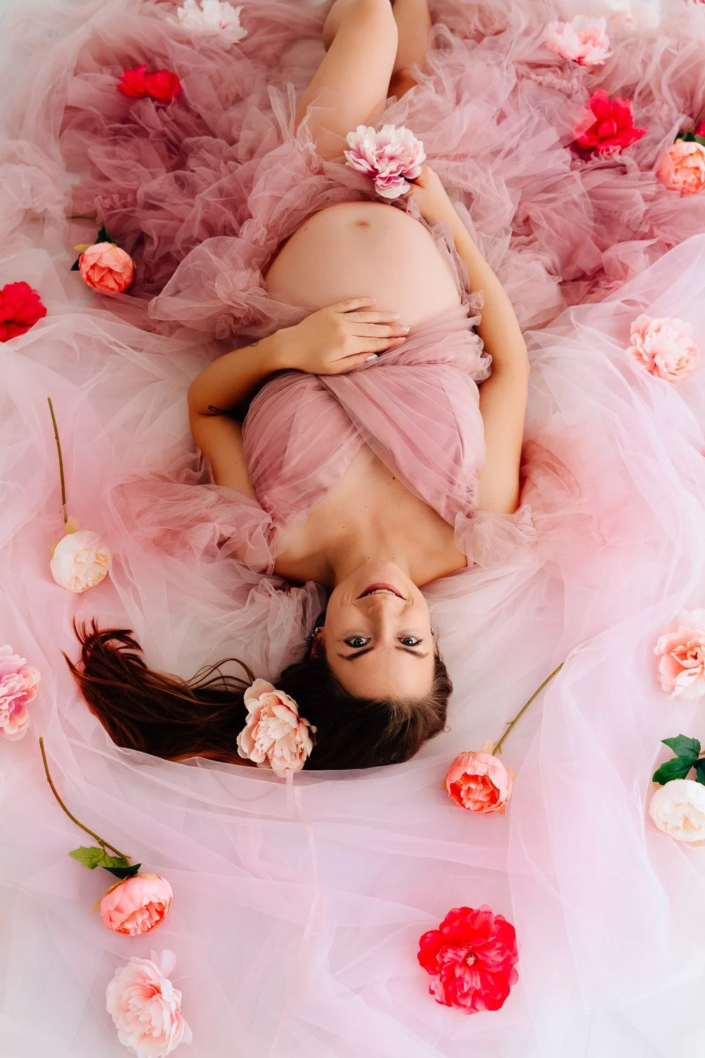 liebevolle und entspannte Babybauchbilder von Babybauchfotografin Jacqueline Wilms, wundervolle Babybauchfotografie und schönes Babybauchshooting für Schwangere 2026 für wunderschöne Babybauchfotos  in Prien am Chiemsee, für Kreis Rosenheim und Kreis