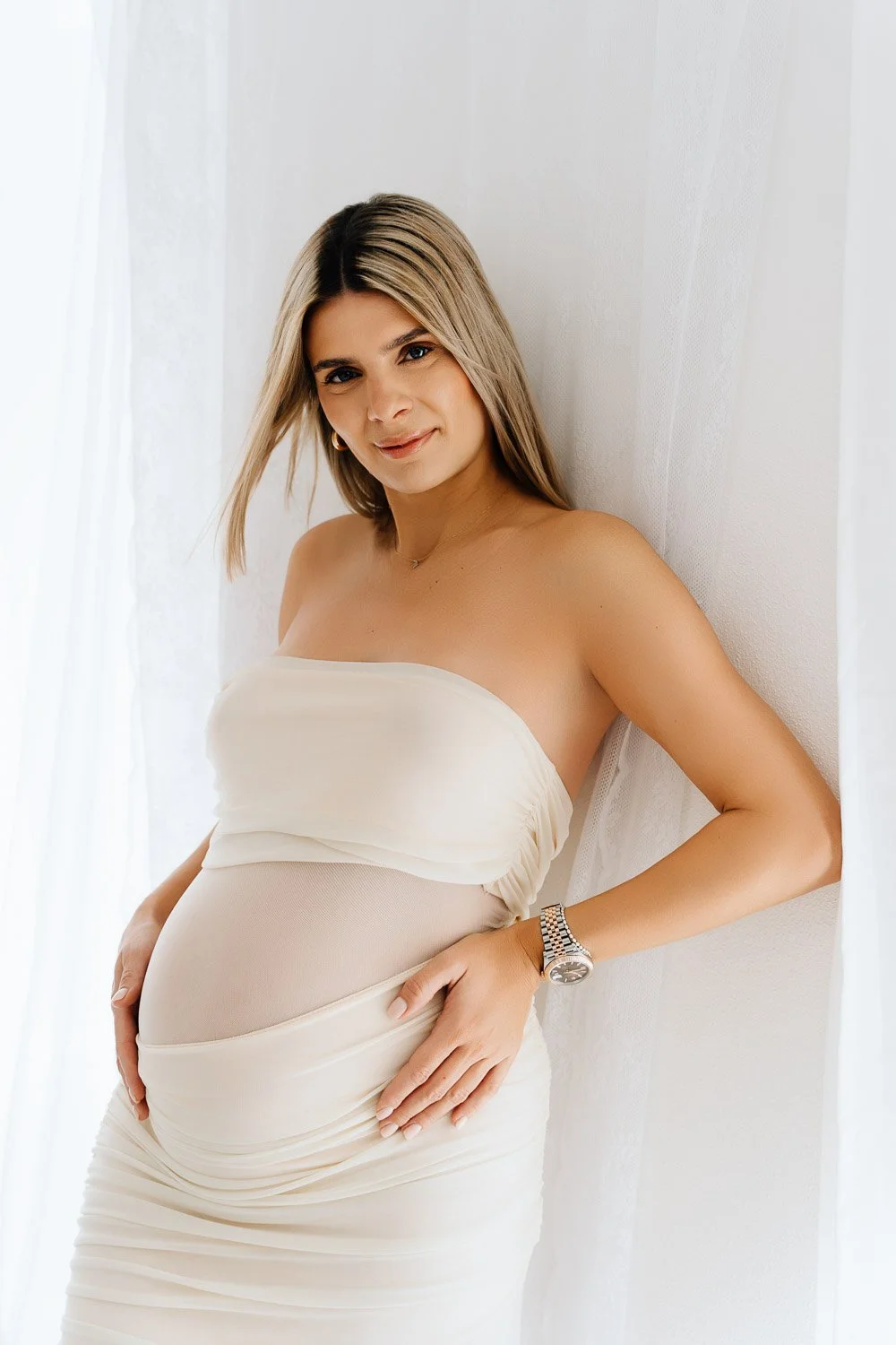 liebevolle und entspannte Babybauchbilder von Babybauchfotografin Jacqueline Wilms, wundervolle Babybauchfotografie und schönes Babybauchshooting für Schwangere 2026 für wunderschöne Babybauchfotos  in Prien am Chiemsee, für Kreis Rosenheim und Kreis