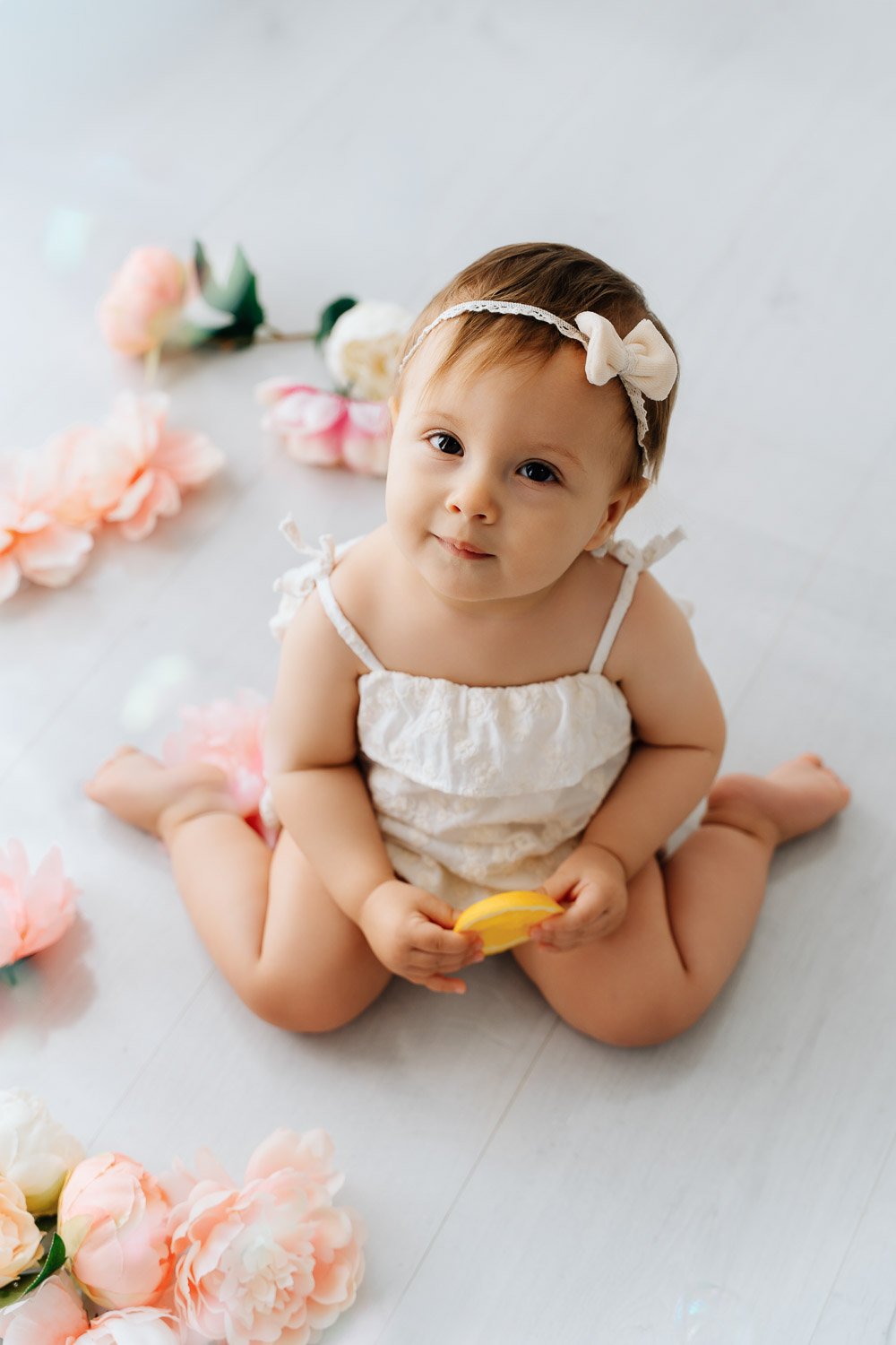 wunderschönes Geburtstagsshooting, liebevolle Geburtstagsfotos zum 1.Geburtstag, im Tageslichtstudio in Prien am Chiemsee für Rosenheim, Traunstein und Chiemgau