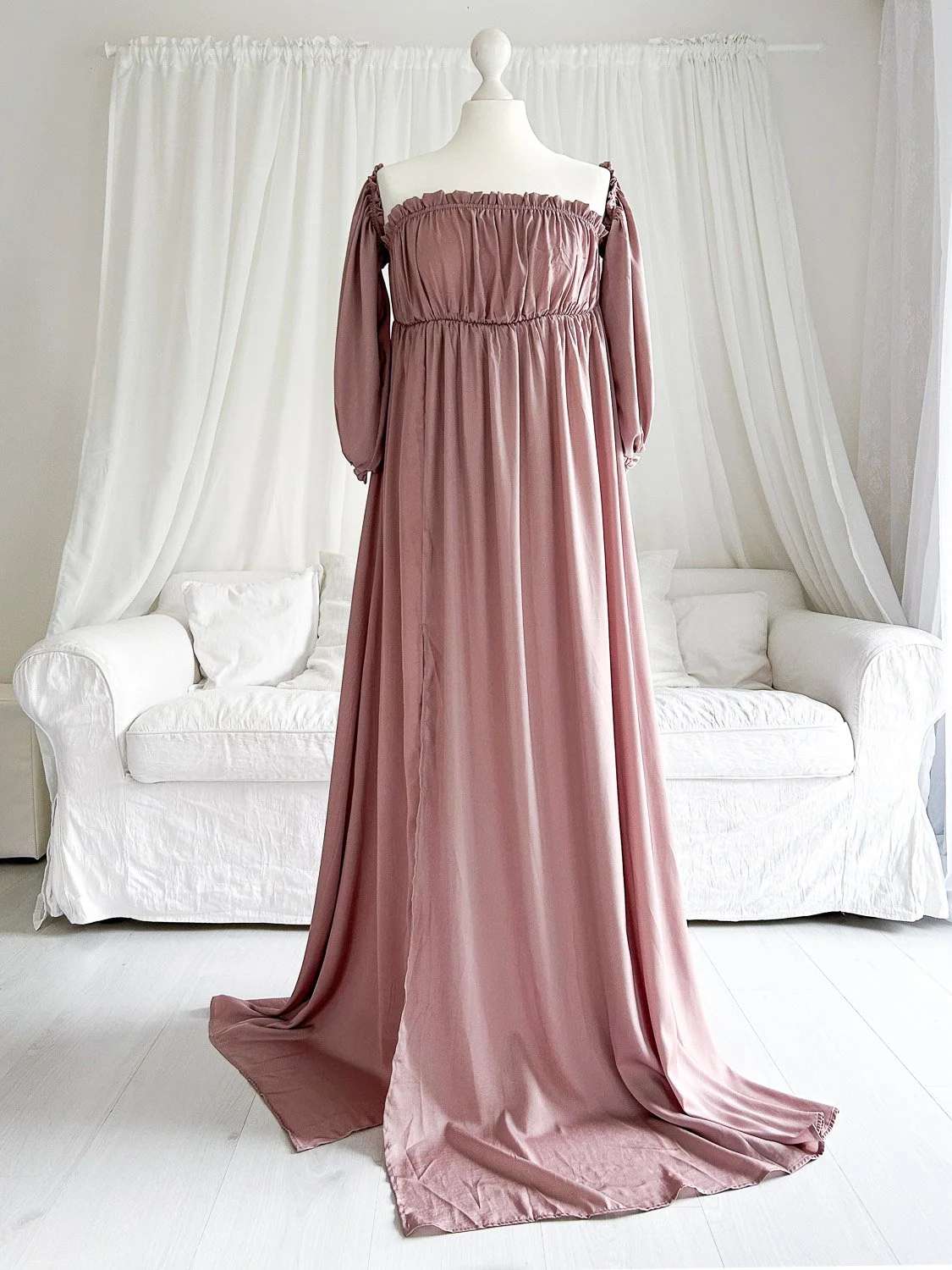 wunderschönes Shootingkleid für  Babybauchfotos von Babybauchfotografin Jacqueline Wilms für ein einzigartige Babybauchshooting  in Prien am Chiemsee, Rosenheim, Traunstein, Wasserburg, München und dem Chiemgau