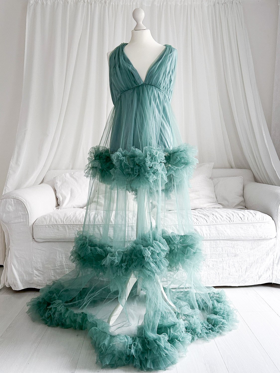 wunderschönes Shootingkleid für  Babybauchfotos von Babybauchfotografin Jacqueline Wilms für ein einzigartige Babybauchshooting  in Prien am Chiemsee, Rosenheim, Traunstein, Wasserburg, München und dem Chiemgau