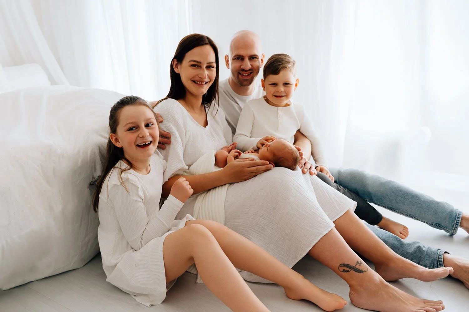 entspanntes Babyshooting, liebevolle Babyfotografie, zarte Babyfotos, natürliche Familienfotos im Tagelichtstudio Prien am Chiemsee für Rosenheim, Traunstein, Wasserburg, Chiemgau Baby2026