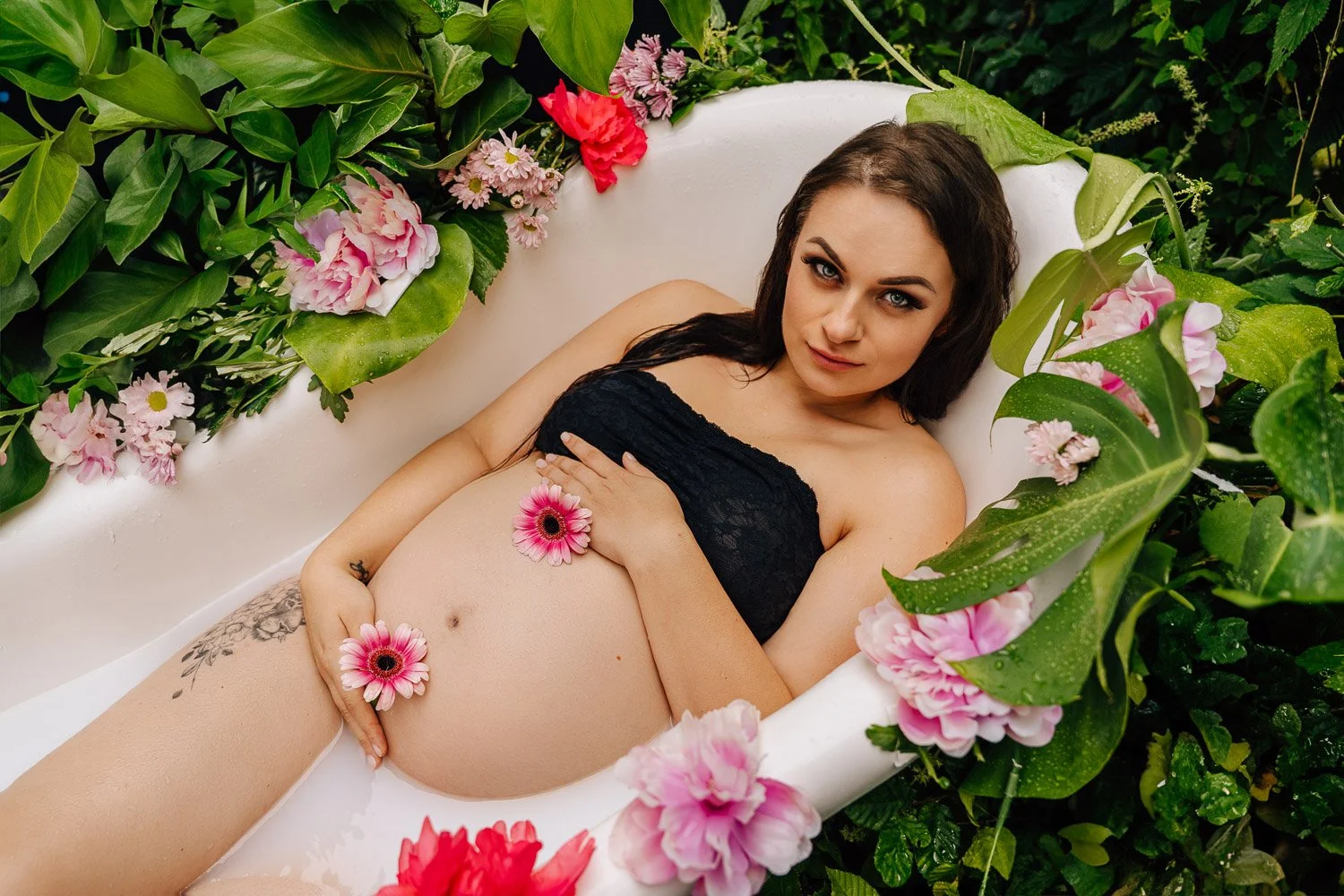 liebevolle und entspannte Babybauchbilder von Babybauchfotografin Jacqueline Wilms, wundervolles Milchbadshooting und schönes Babybauchshooting für Schwangere 2026  für wunderschöne Babybauchfotos  in Prien am Chiemsee, für Rosenheim und Traunstein