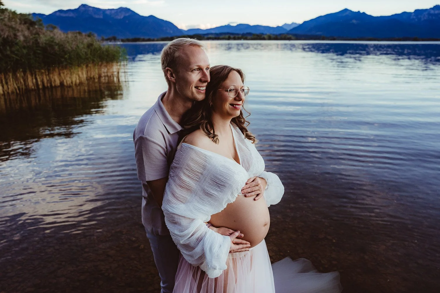 liebevolle und entspannte Babybauchbilder von Babybauchfotografin Jacqueline Wilms, wundervolle Babybauchfotografie und schönes Babybauchshooting für Schwangere 2026 für wunderschöne Babybauchfotos  in Prien am Chiemsee, für Kreis Rosenheim und Kreis