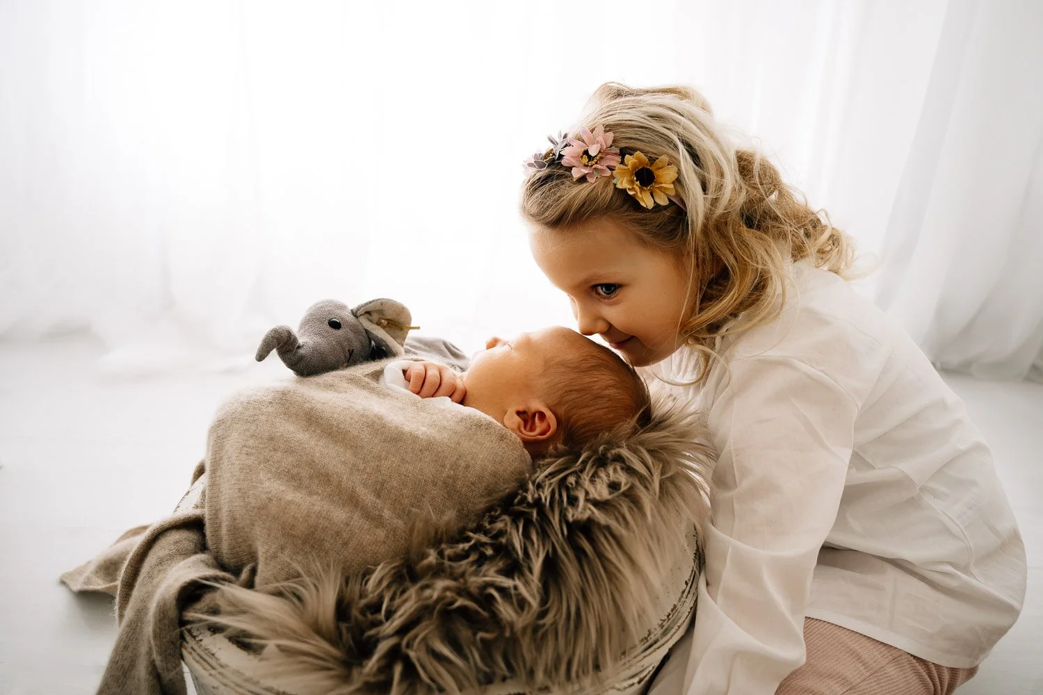 entspanntes Babyshooting, liebevolle Babyfotografie, zarte Babyfotos, natürliche Familienfotos im Tagelichtstudio Prien am Chiemsee für Rosenheim, Traunstein, Wasserburg, Chiemgau Baby2026