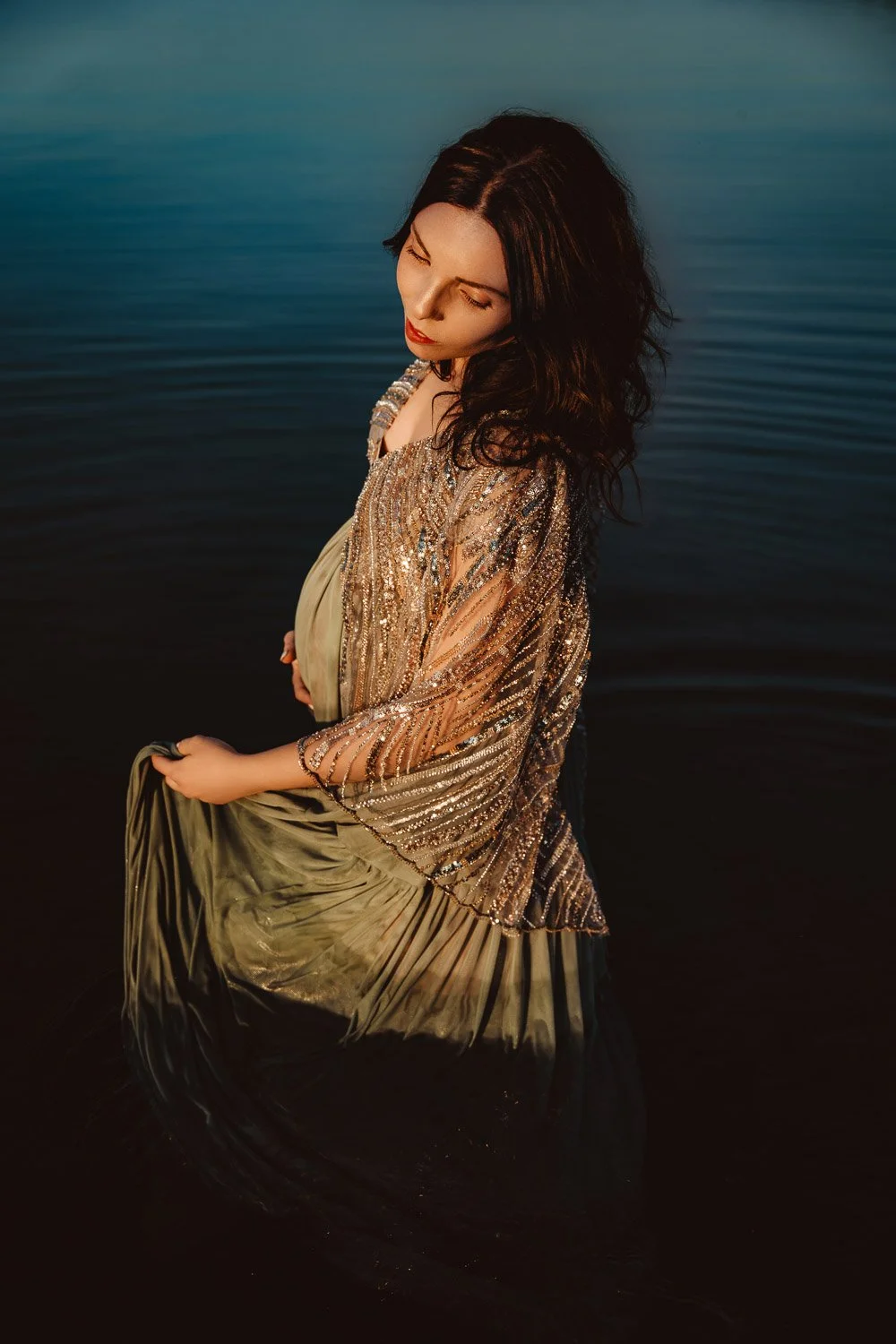 liebevolle und entspannte Babybauchbilder von Babybauchfotografin Jacqueline Wilms, wundervolle Babybauchfotografie und schönes Babybauchshooting für Schwangere 2026 für wunderschöne Babybauchfotos  in Prien am Chiemsee, für Kreis Rosenheim und Kreis