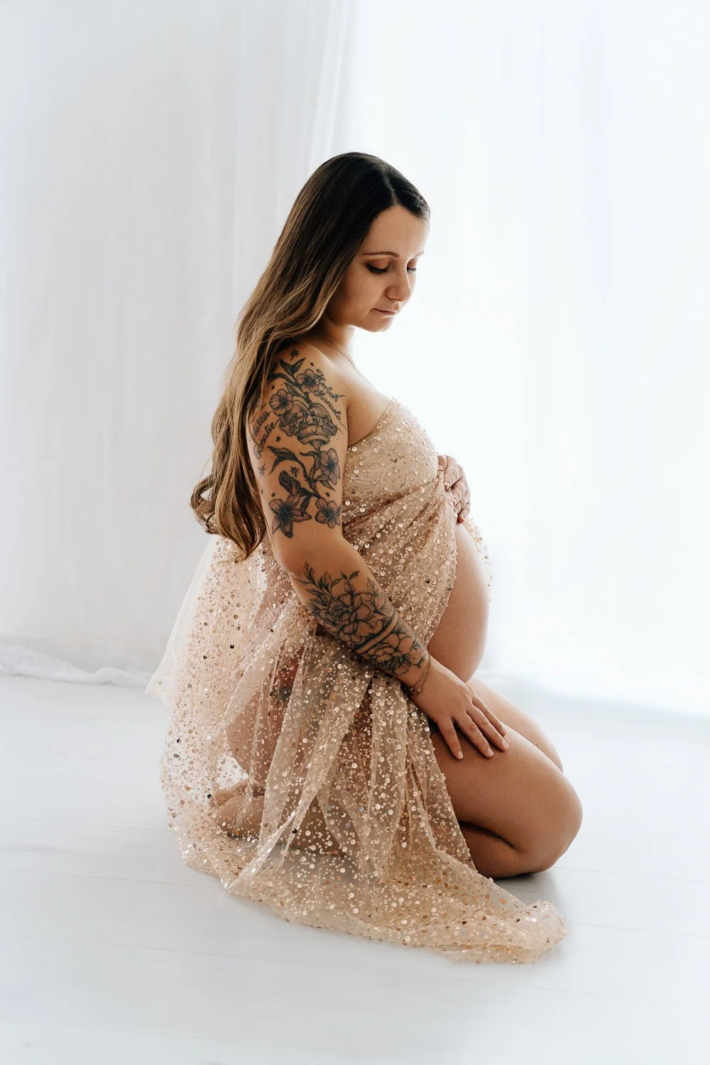 liebevolles Babybauchshooting für wunderschöne Babybauchfotos für Prien am Chiemsee, Rosenheim, Traunstein, Wasserburg Chiemgau und München 