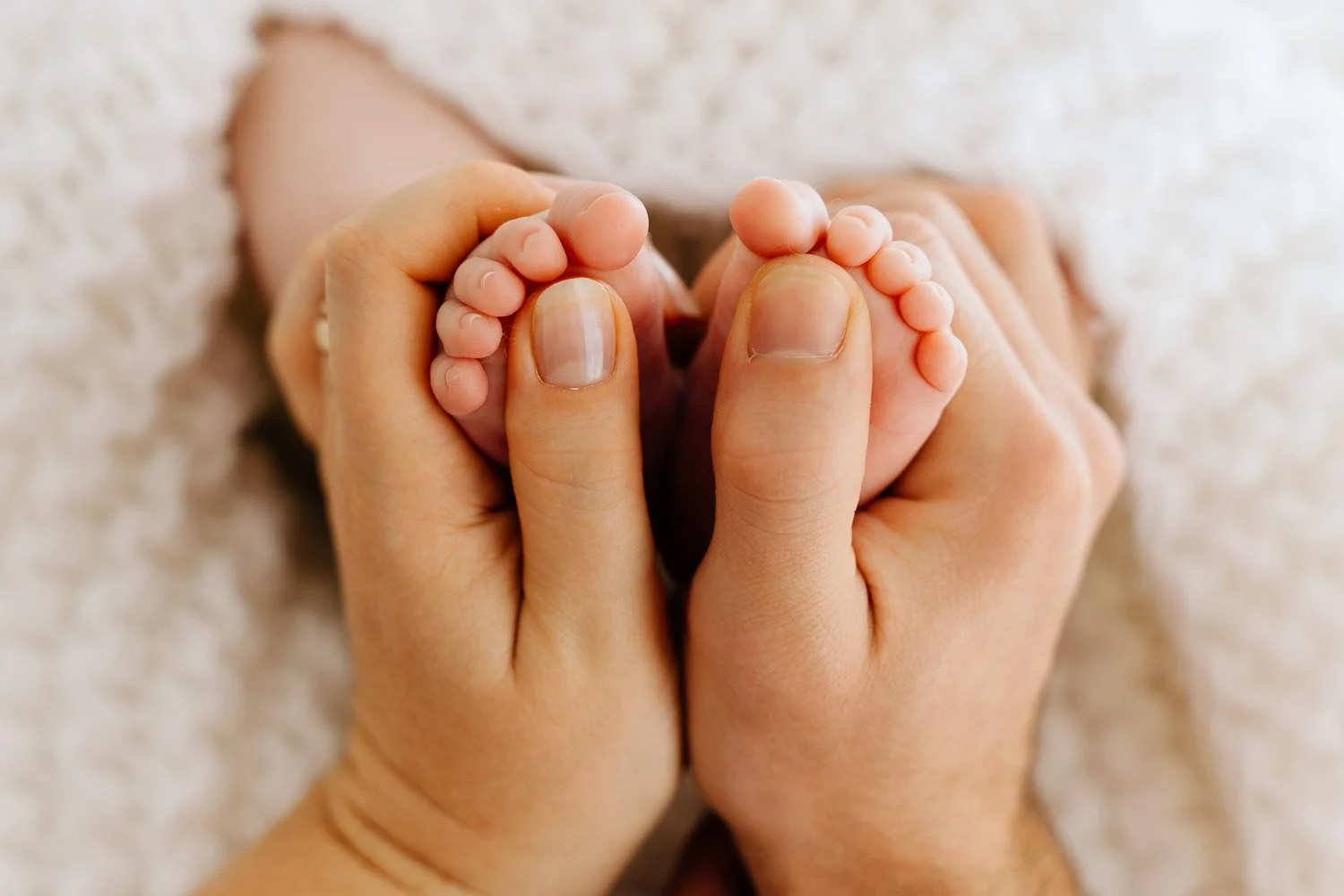 entspanntes Babyshooting, liebevolle Babyfotografie, zarte Babyfotos, natürliche Familienfotos im Tagelichtstudio Prien am Chiemsee für Rosenheim, Traunstein, Wasserburg, Chiemgau Baby2026