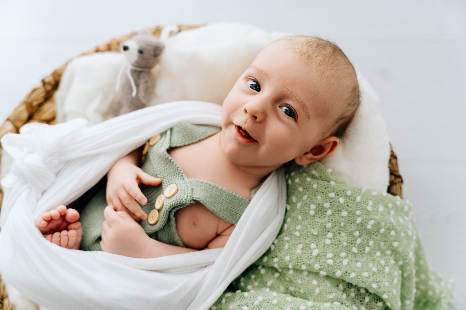 entspanntes Babyshooting, liebevolle Babyfotografie, zarte Babyfotos, natürliche Familienfotos im Tagelichtstudio Prien am Chiemsee für Rosenheim, Traunstein, Wasserburg, Chiemgau Baby2026