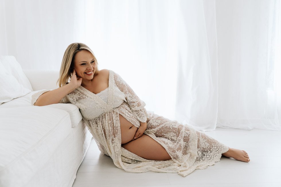 wunderschönes Babybauchfoto entstanden bei einem entspannten Babybauchshooting im Tageslichtstudio in Prien am Chiemsee in der Region Rosenheim und Traunstein