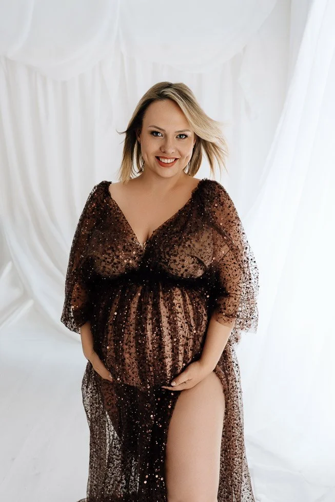 liebevolle und entspannte Babybauchbilder von Babybauchfotografin Jacqueline Wilms, wundervolle Babybauchfotografie und schönes Babybauchshooting für Schwangere 2026 für wunderschöne Babybauchfotos  in Prien am Chiemsee, für Kreis Rosenheim und Kreis