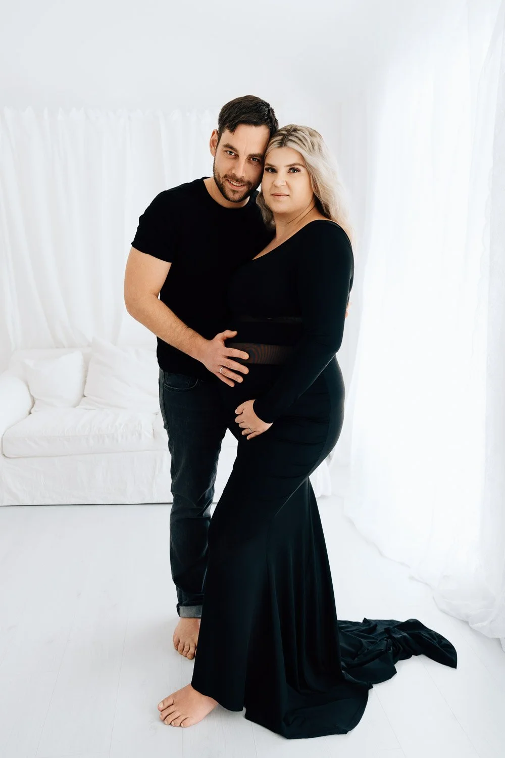 liebevolle und entspannte Babybauchbilder von Babybauchfotografin Jacqueline Wilms, wundervolle Babybauchfotografie und schönes Babybauchshooting für Schwangere 2025 für wunderschöne Babybauchfotos  in Prien am Chiemsee, für Kreis Rosenheim und Kreis