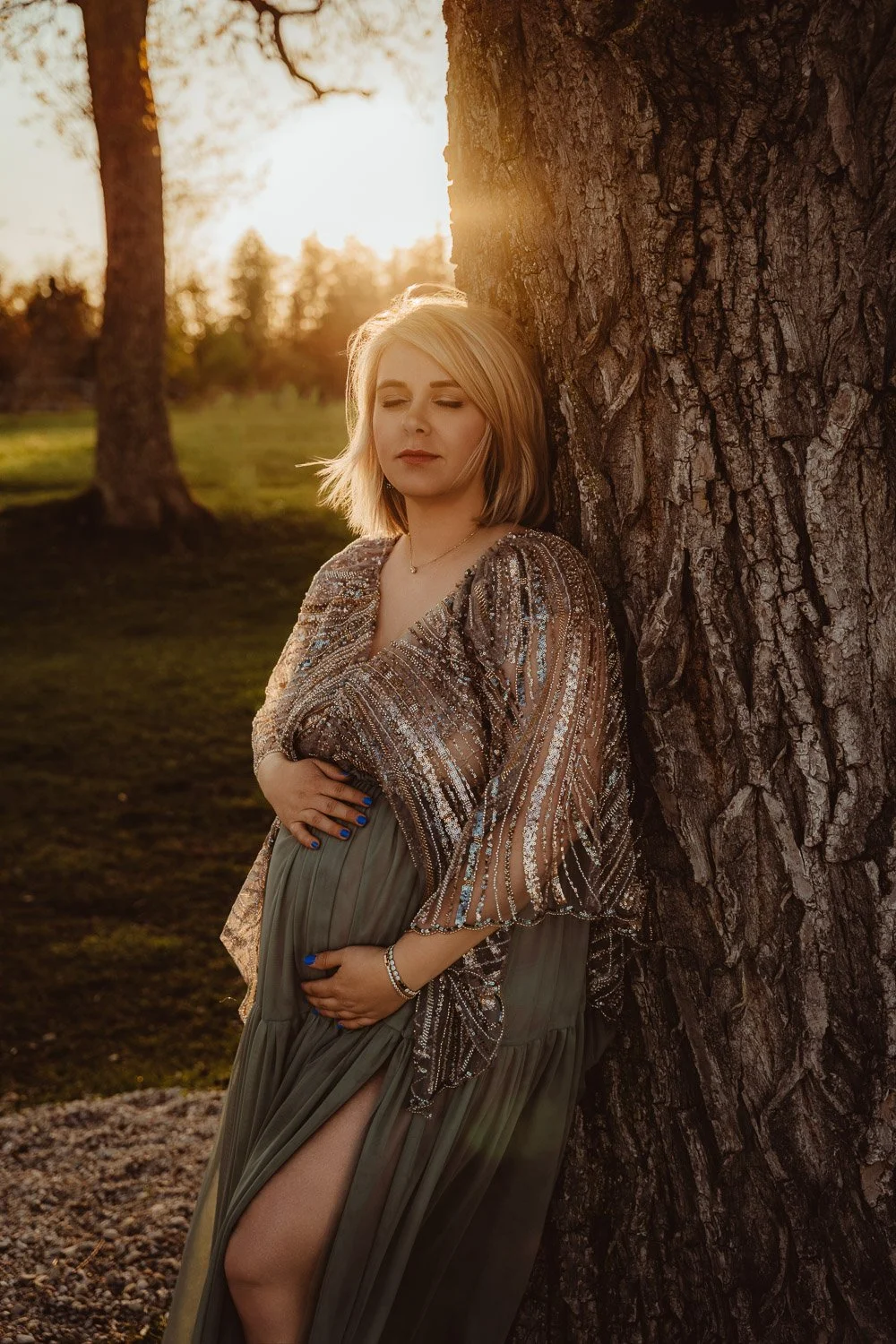 liebevolle und entspannte Babybauchbilder von Babybauchfotografin Jacqueline Wilms, wundervolle Babybauchfotografie und schönes Babybauchshooting für Schwangere 2026 für wunderschöne Babybauchfotos  in Prien am Chiemsee, für Kreis Rosenheim und Kreis