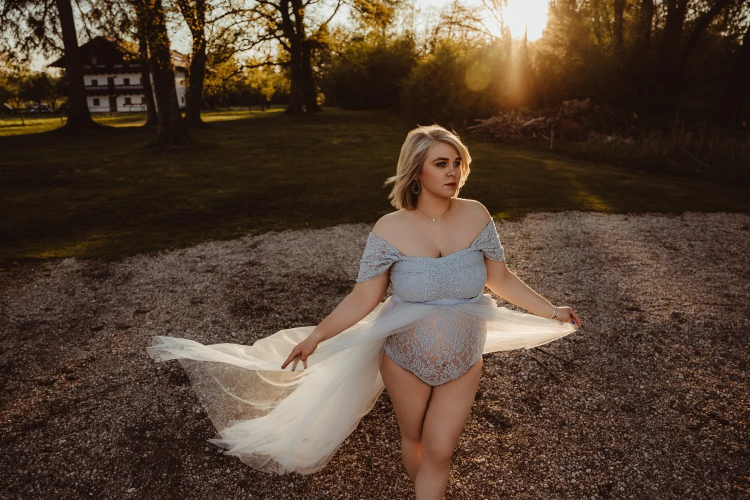 liebevolle und entspannte Babybauchbilder von Babybauchfotografin Jacqueline Wilms, wundervolle Babybauchfotografie und schönes Babybauchshooting für Schwangere 2026 für wunderschöne Babybauchfotos  in Prien am Chiemsee, für Kreis Rosenheim und Kreis