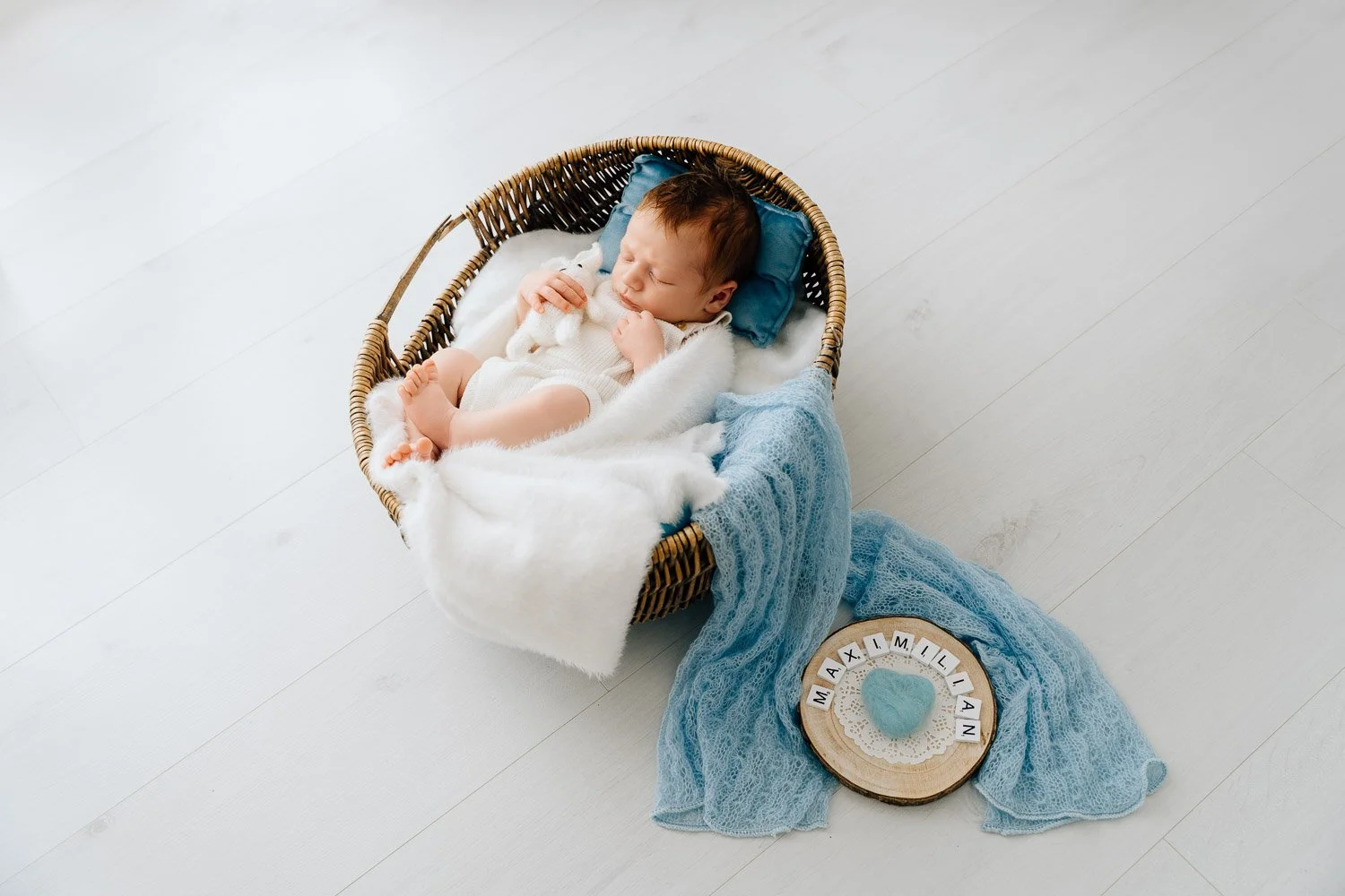 entspanntes Babyshooting, liebevolle Babyfotografie, zarte Babyfotos, natürliche Familienfotos im Tagelichtstudio Prien am Chiemsee für Rosenheim, Traunstein, Wasserburg, Chiemgau Baby2026