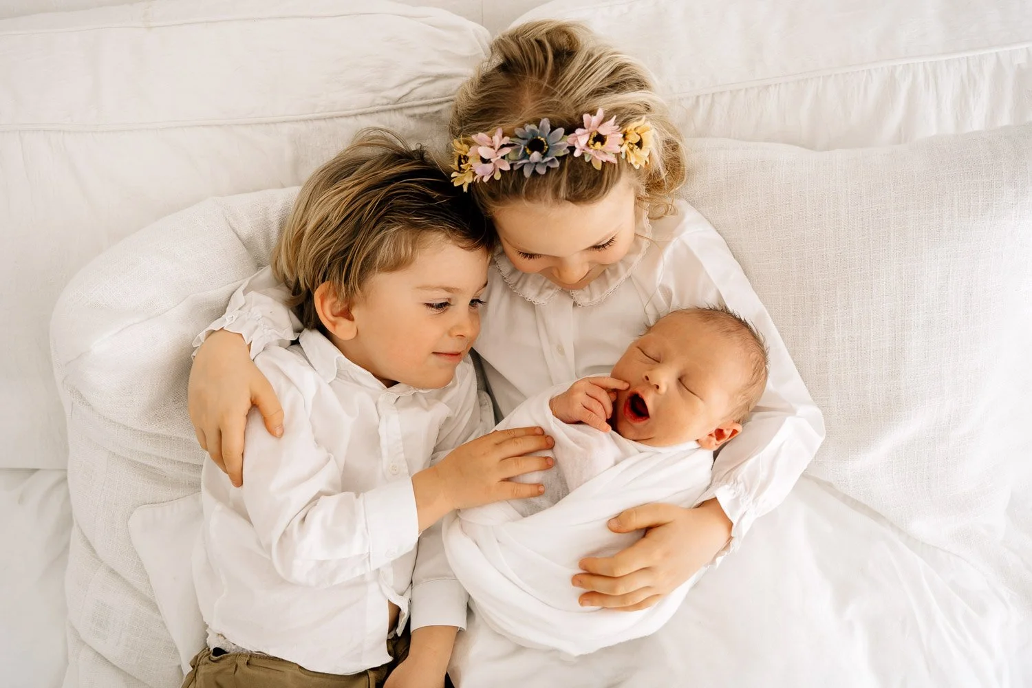 entspanntes Babyshooting, liebevolle Babyfotografie, zarte Babyfotos, natürliche Familienfotos im Tagelichtstudio Prien am Chiemsee für Rosenheim, Traunstein, Wasserburg, Chiemgau Baby2026