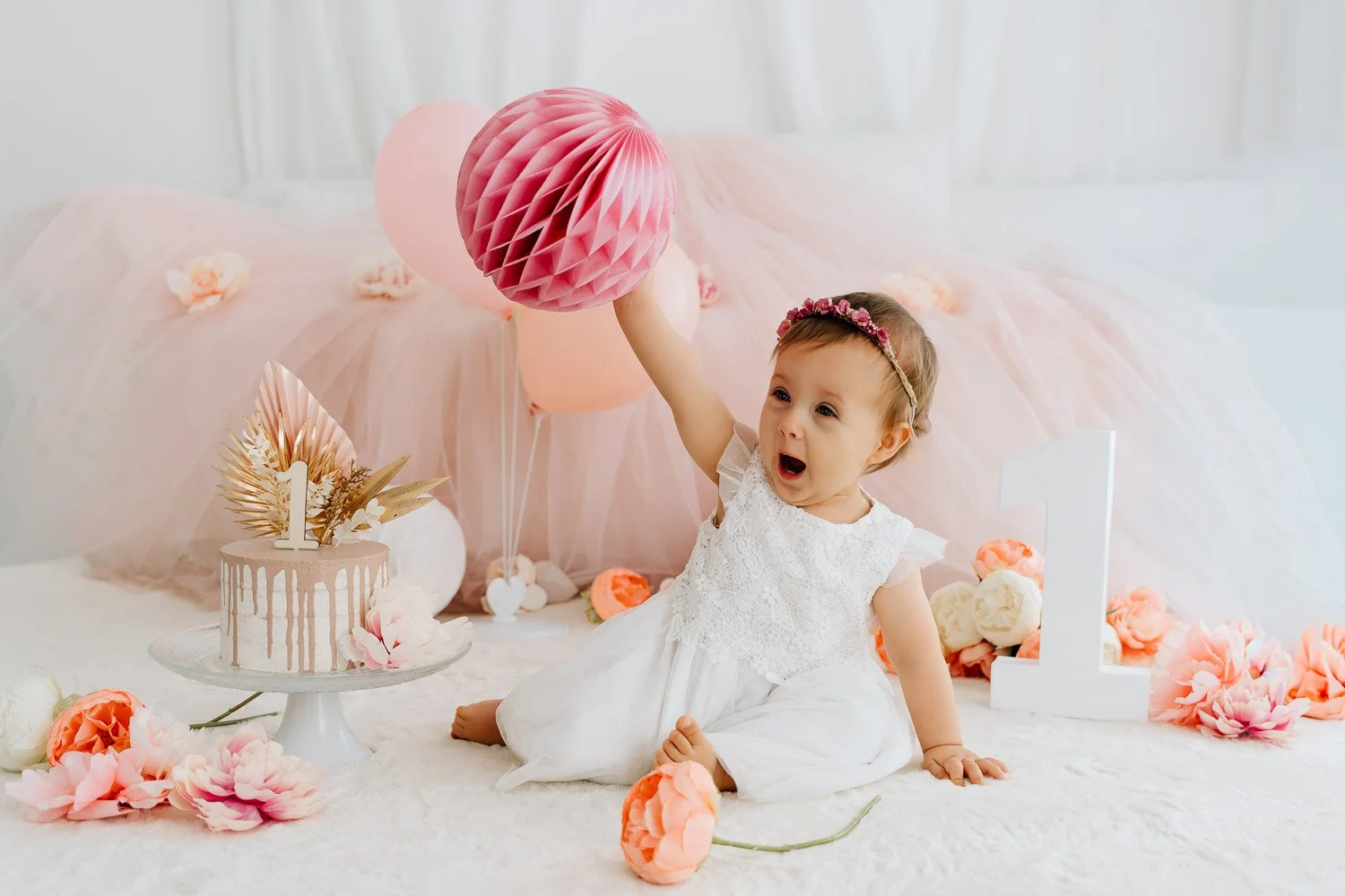 wunderschönes Geburtstagsshooting, liebevolle Geburtstagsfotos zum 1.Geburtstag, im Tageslichtstudio in Prien am Chiemsee für Rosenheim, Traunstein und Chiemgau
