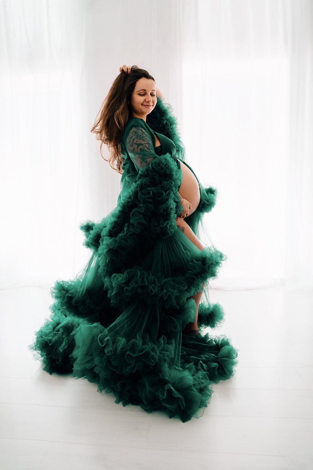 liebevolle und entspannte Babybauchbilder von Babybauchfotografin Jacqueline Wilms, wundervolle Babybauchfotografie und schönes Babybauchshooting für Schwangere 2025 für wunderschöne Babybauchfotos  in Prien am Chiemsee, für Kreis Rosenheim und Kreis