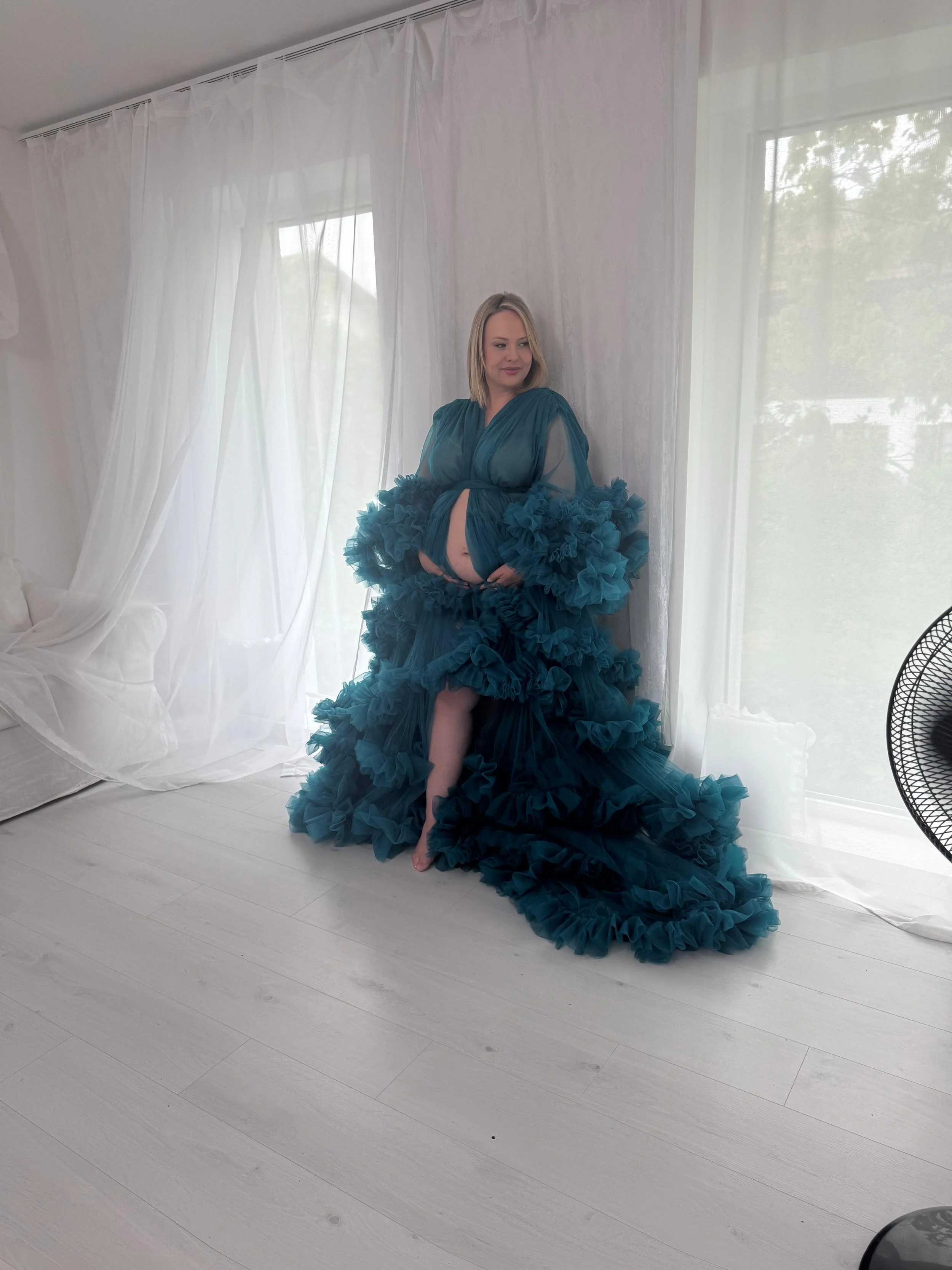 liebevolle und entspannte Babybauchfotos von Babybauchfotografin Jacqueline Wilms, wundervolle Babybauchfotografie und schönes Babysbauchhooting für  wunderschöne Babybauchfotos  in Prien am Chiemsee, für Kreis Rosenheim und Kreis Traunstein, rund um