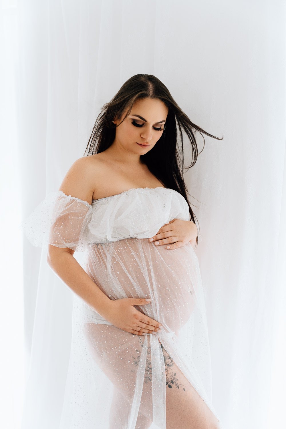 wunderschönes Shootingkleid für  Babybauchfotos von Babybauchfotografin Jacqueline Wilms für ein einzigartige Babybauchshooting  in Prien am Chiemsee, Rosenheim, Traunstein, Wasserburg, München und dem Chiemgau